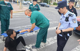 男子意外摔倒，民警暖心守护
