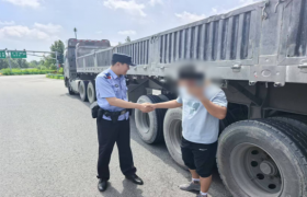 南岗分局长江路公安检查站服务救助过往车辆和群众