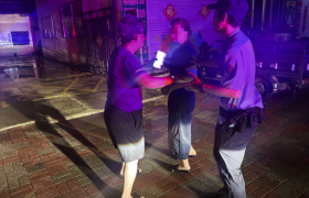 醉酒女子摔落水坑 通河公安深夜救援