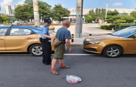 男子醉酒以路为家 民警助其安全归途