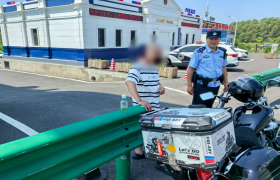 南岗分局长江路公安检查站服务救助  过往车辆和群众