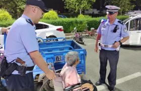 警灯照亮归家路！轮椅老人平安返家