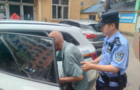 九旬老人街头迷路 民警暖心护送回家
