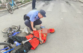 暖心一幕！民警紧急救助倒地环卫工人