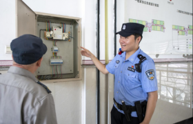 民警张恒的三重身份：  当警察成为学生的“自己人”