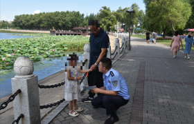 民警“湖畔开课”！  方正县公安局为方正湖游客系紧“安全绳”