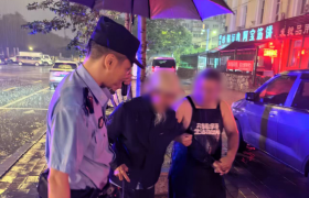 民警巡逻时暴雨中撑起“平安伞” 燎原派出所民警暖心护送老人回家