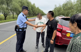温情守护出行路 民警排解异乡客燃眉之急