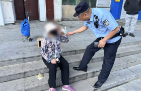 南岗分局民警巡逻中救助患病老人 诠释为民初心