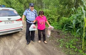 女子不慎崴脚，民警暖心守护