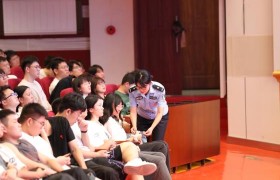 脱口秀“警”彩来袭 冰城公安进校园  给东北林业大学上爆笑“安全第一课”