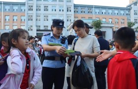 开学季护安全 宾县公安在校园门前播撒“平安种子”