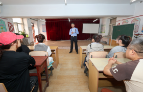 徐新：用责任守护群众“钱袋子”的“60后”