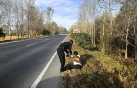 民警巡逻途中伸援手 助崴脚村民回家