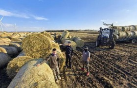 通河公安田间解纷 守护“小事不出村”平安底色