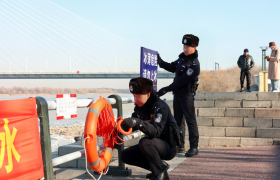 松花江畔的“平安守护者”  冰城公安全方位筑牢冬季江上安全屏障