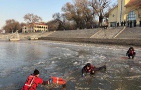 千里冰封处 守护暖人心  冰城公安多措并举保障冬季江面安全