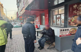 醉酒男子街头独坐 南岗民警巡逻中暖心救助助其安全返家