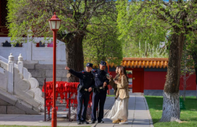 冰城公安：守好景区安全关 做好游客贴心人