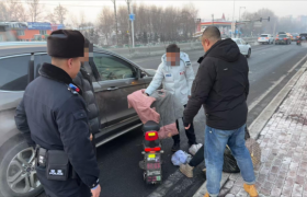 民警及时救助摔倒群众