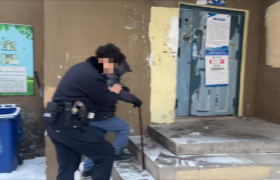 民警巡逻遇 “迷糊” 大爷 手机背后藏 “回家密码”