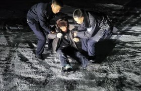依兰县局民警深夜救助冰面遇险老人 守护群众生命安全
