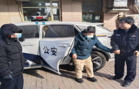 八旬老人马路徘徊 民警暖心护送回家