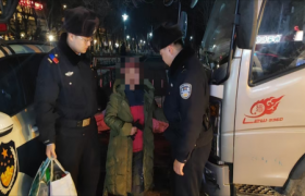 民警及时救助走失老人