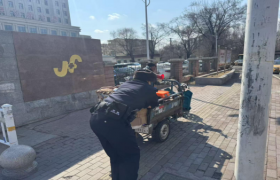 【春雷行动】贴心！民警助推车 不忘嘱老人查电量