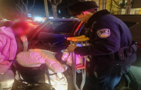 巡逻民警贴心救助彰显冰城公安温度