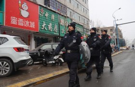 雨雪来袭不退岗 巡逻民警守平安