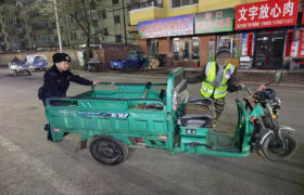 春雷行动：暖心帮助环卫工人解决电动车没电难题