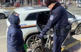 春雷行动：民警巡逻路上，化身“修车工”