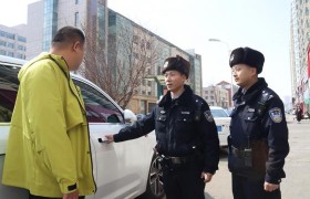 宾县公安局开展“拉车门”行动 守护群众财产安全