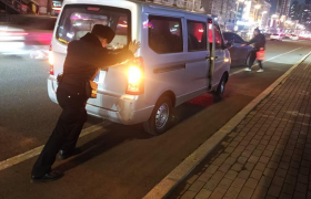 春雷行动显担当 南岗公安暖心守护群众出行路