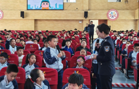 冰城公安：普法进企校 织密平安网