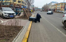 春雷行动：大风中的“马路卫士”通河公安民警冒风清障保畅通