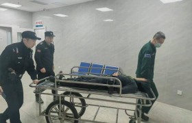 春雷行动：大风吹落建筑垃圾砸伤老人 巡逻民警及时反映暖心救助