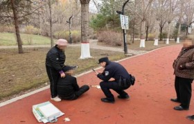 老人生病躺倒路边，通河公安及时救助！