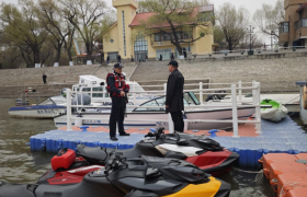 安全就是主线！  冰城公安江上护航持续在线