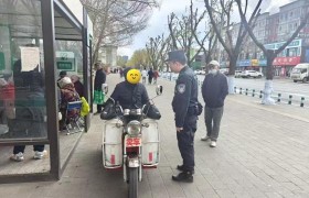 双城分局人民广场警务站为迷路老人指引方向