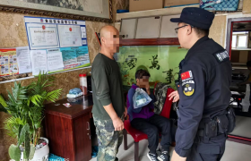 老人雨天迷路 民警冒雨护送