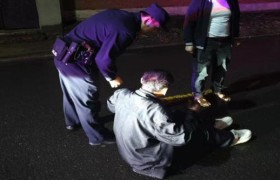 男子雨天醉卧路边，通河公安暖心救助