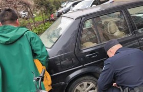 车胎漏气趴窝 民警及时帮助