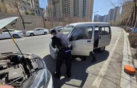 南岗分局巡逻民警暖心服务群众 连日救助多辆私家车解民忧