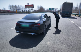 南岗分局长江路公安检查站服务救助过往车辆及群众