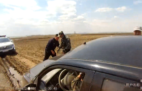 车辆被困田地 警民携手紧急救援