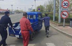 车辆断电停路中 民警推车解民忧