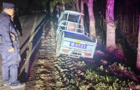 车辆误入沟渠 民警助其回家