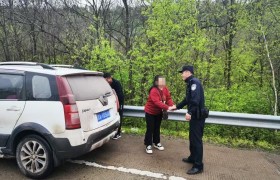 燃油耗尽车抛锚 通河公安及时救助暖人心